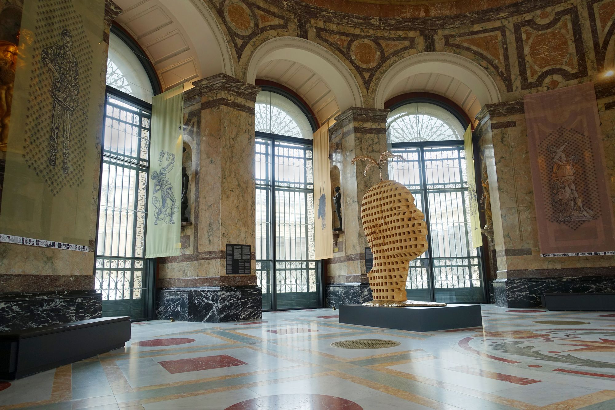 Las obras de Aimé Mpane y Jean-Pierre Müller en la rotonda principal del museo. © Tim Debroyer